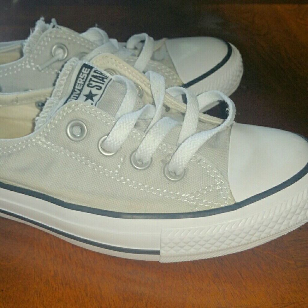 Women's size 8 Converse shoreline slip ons